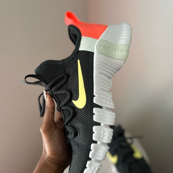 NIKE Colorway: Dark Smoke Grey/Bright Mango/Barely/Green/Light Zitron size 8.5 - Picture 10 of 13